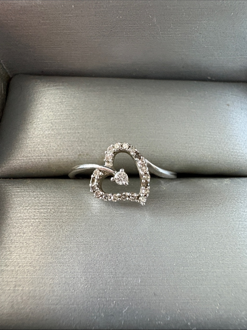 10K White Gold heart ring with sparkling diamonds Zales circa 2010 size 7